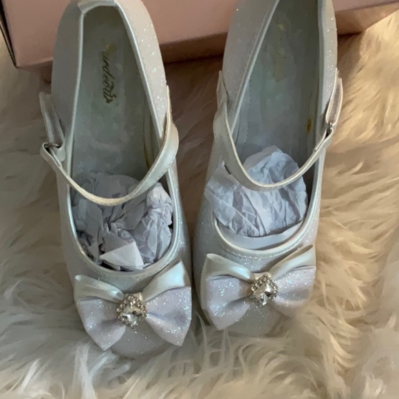 White Glitter Lace Flats with Bow And Pearl Detail - Picture 1 of 8